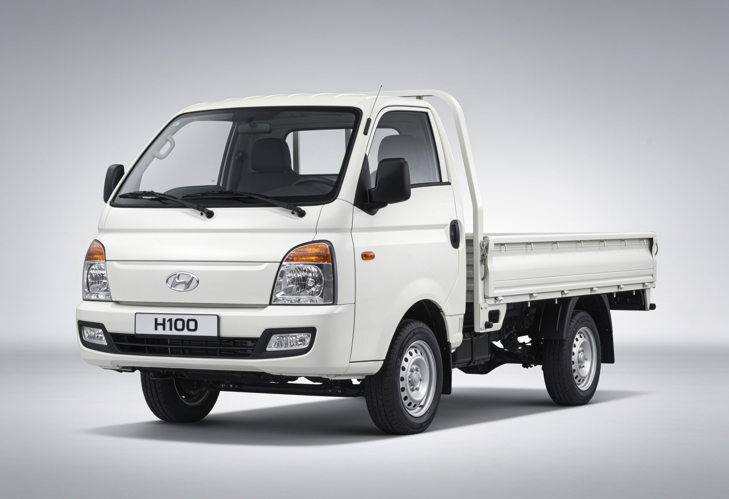 White Hyundai H100 bakkie